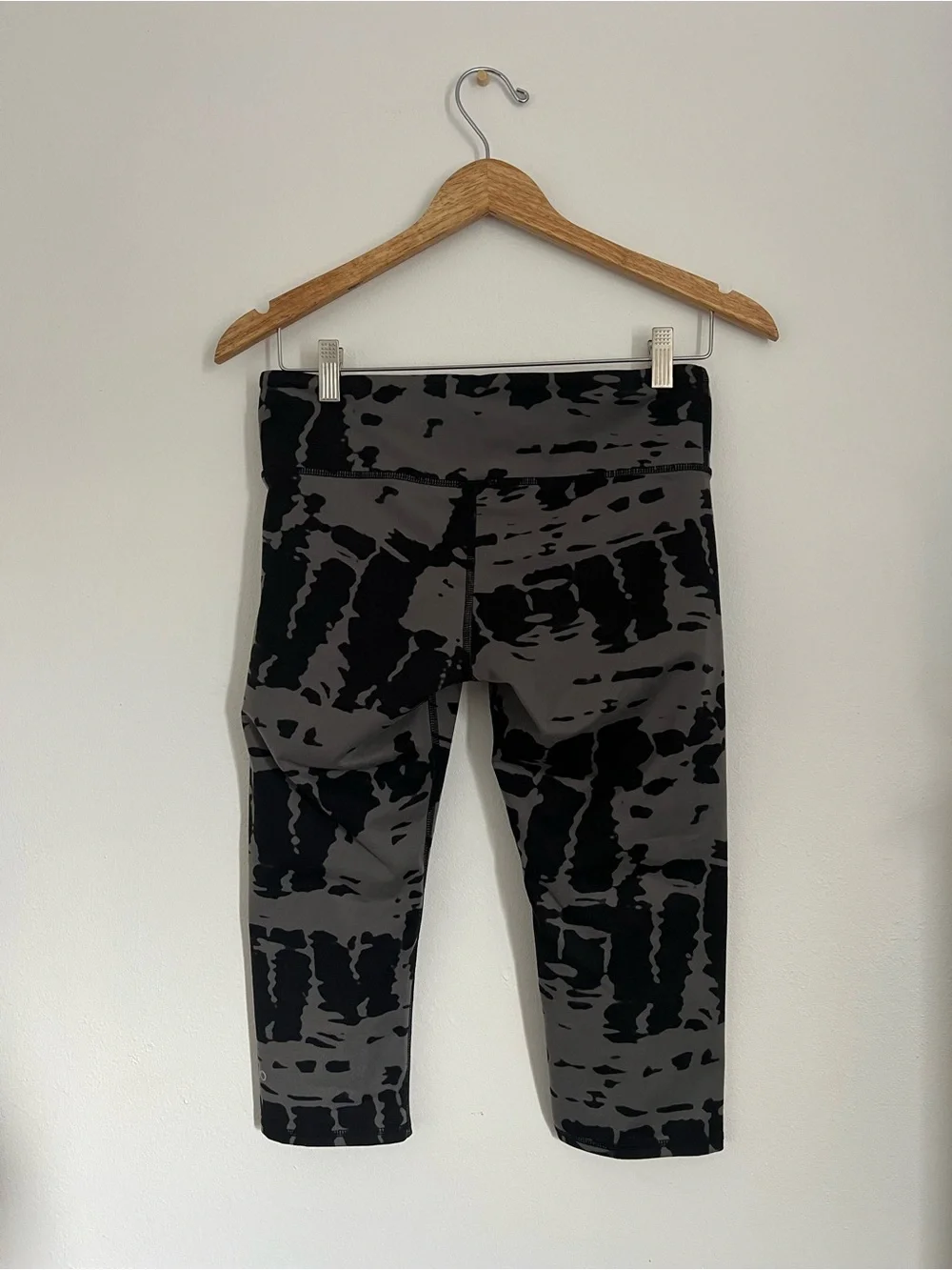Alo Yoga Airbrush Abstract Print Capri Leggings Size Small Gray Black